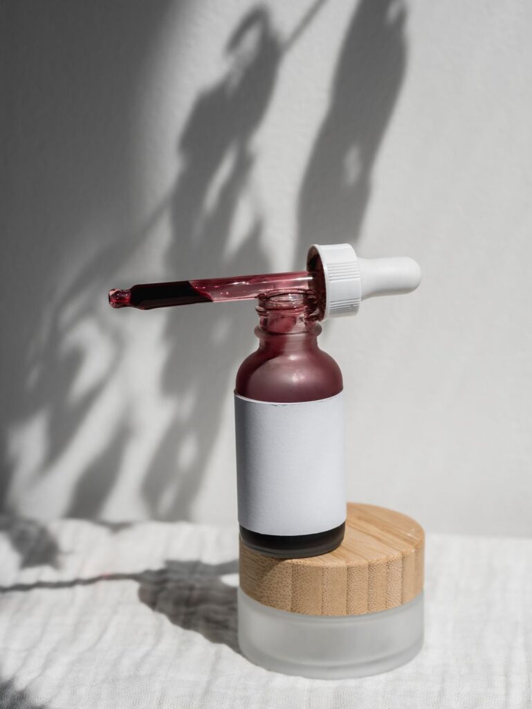 Botella de sérum cosmético con gotero