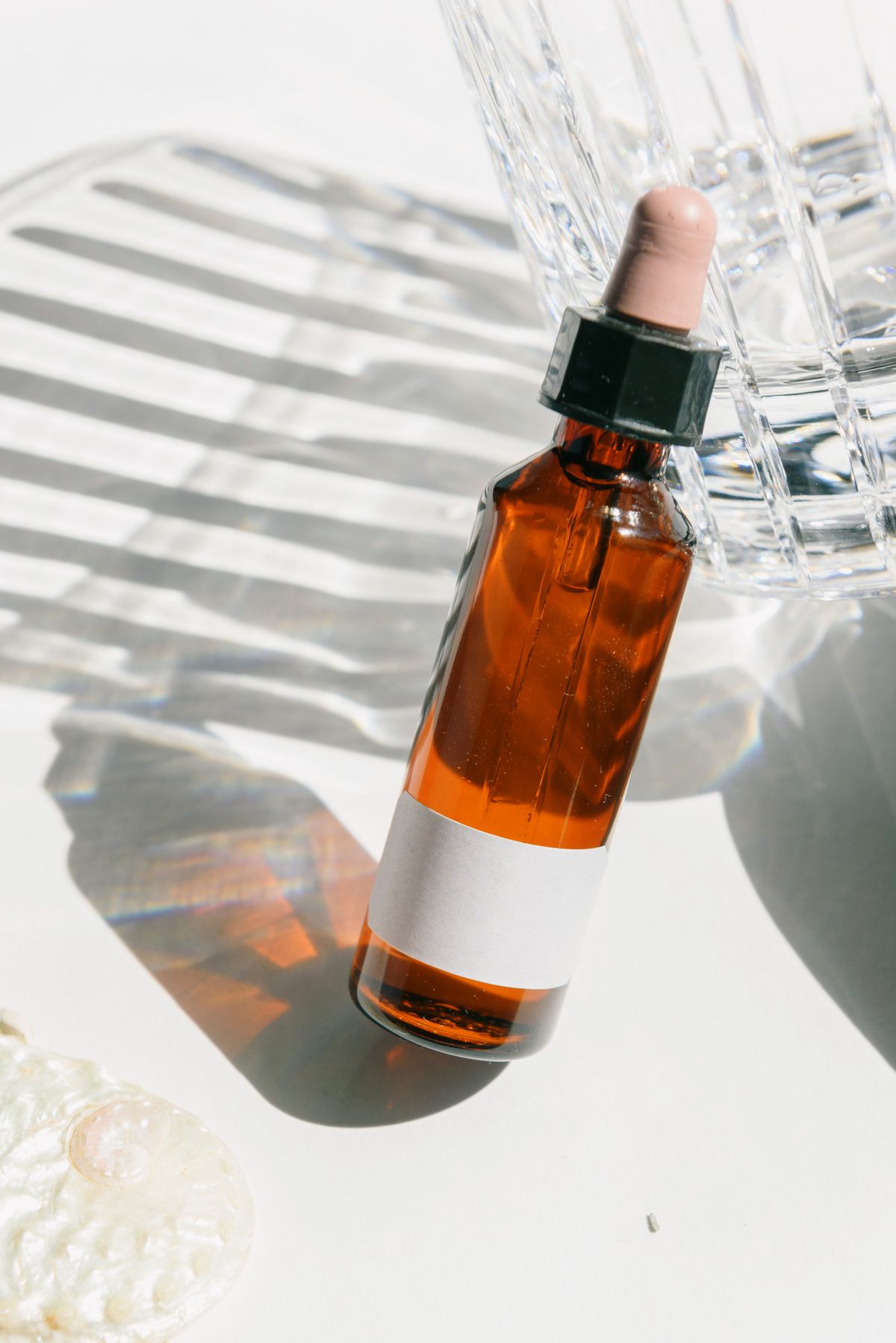 Botella ámbar de vidrio con gotero, cosmética