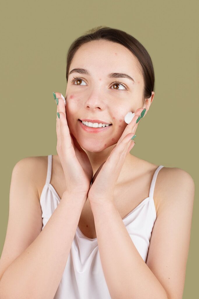 Adolescente aplicando crema facial