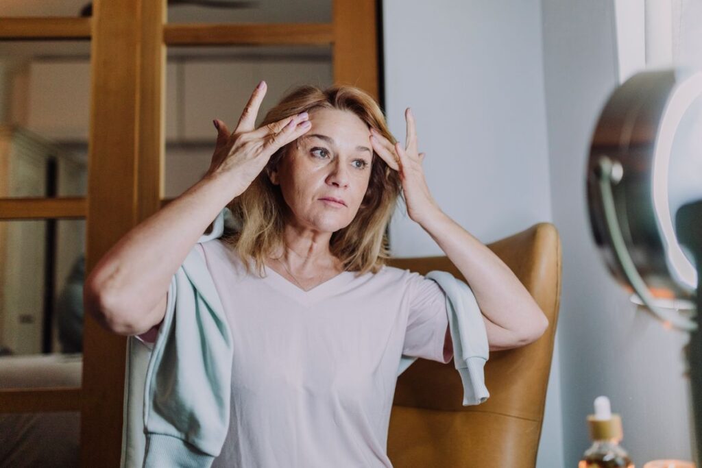 Mujer haciendo masaje facial antiage