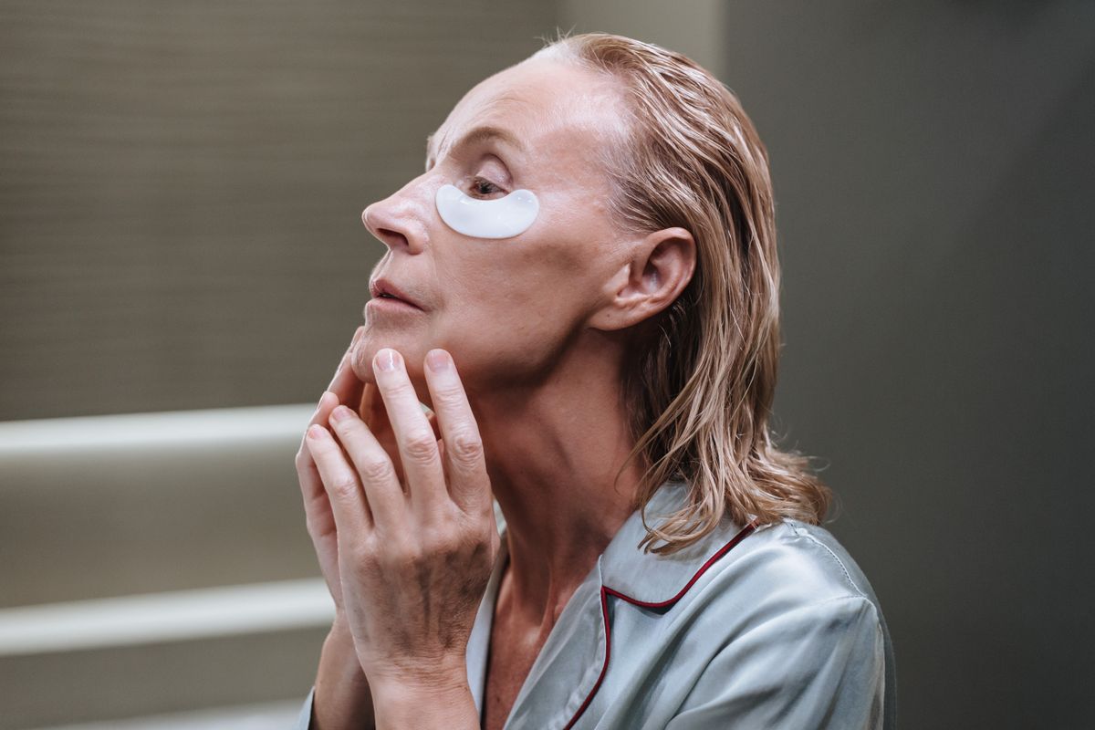 Mujer aplicando parches para el contorno de ojos