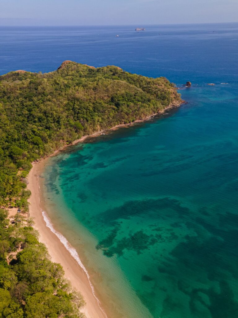 Playa y bosque tropical en Guanacaste