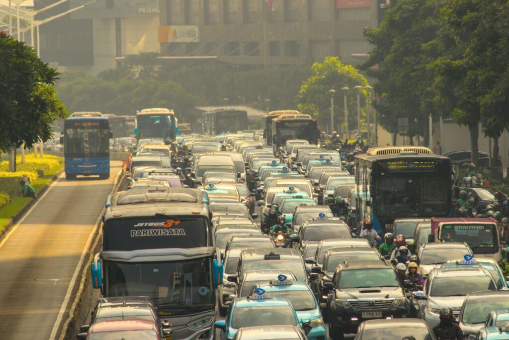 Tráfico urbano denso en la ciudad