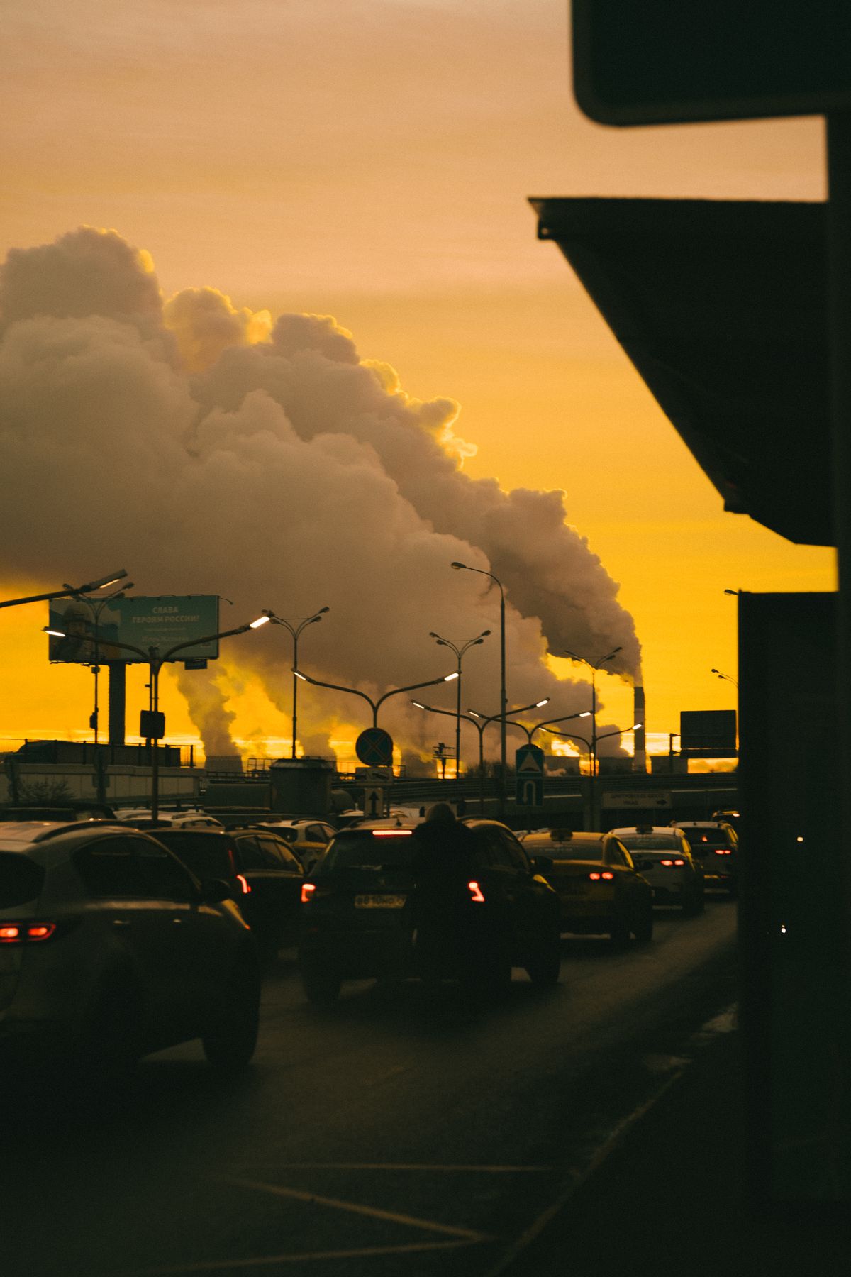 Contaminación e industria sobre el tráfico al atardecer