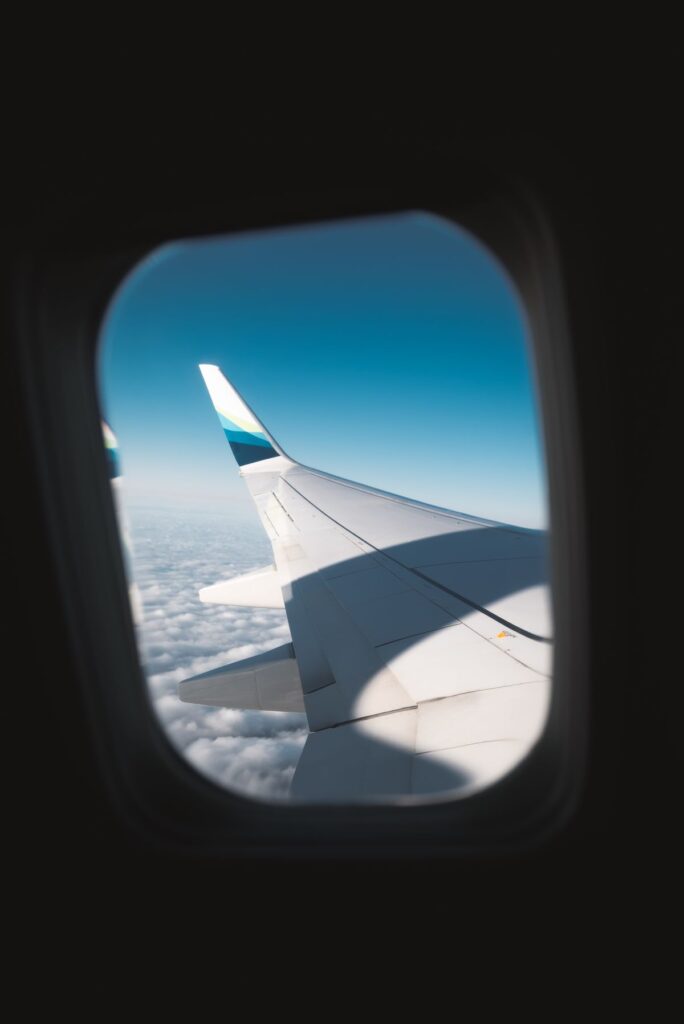 Vista del ala de un avión entre nubes