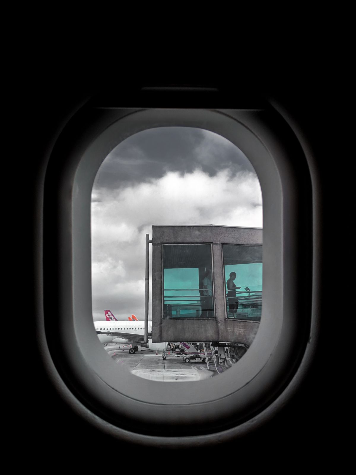 Vista de aeropuerto a través de la ventana del avión