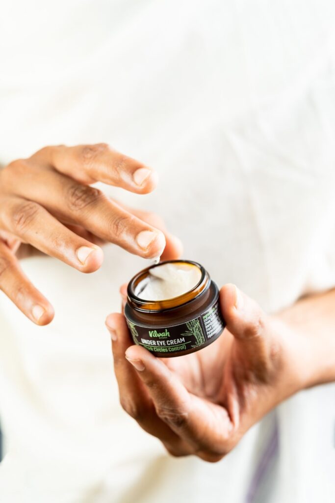 Aplicando crema para el contorno de ojos