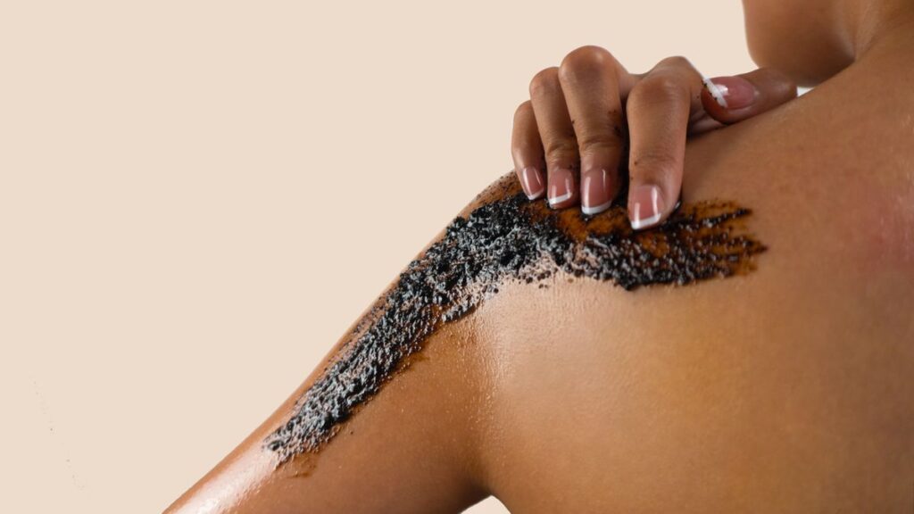 Aplicando exfoliante corporal en el hombro